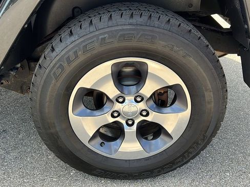 Used 2017 Jeep Wrangler Unlimited Sahara image 28