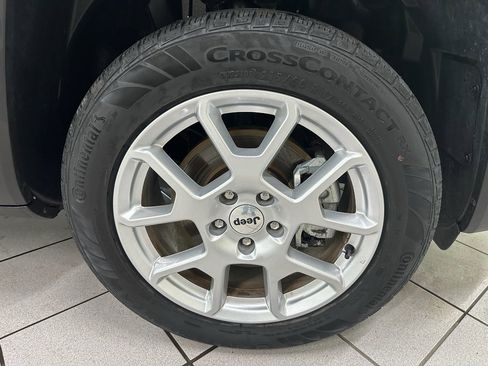 Used 2023 Jeep Renegade Latitude w/ Premium Group image 13