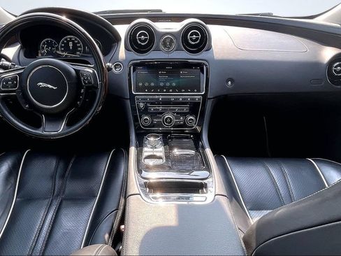 Used 2018 Jaguar XJ R-Sport RWD image 9