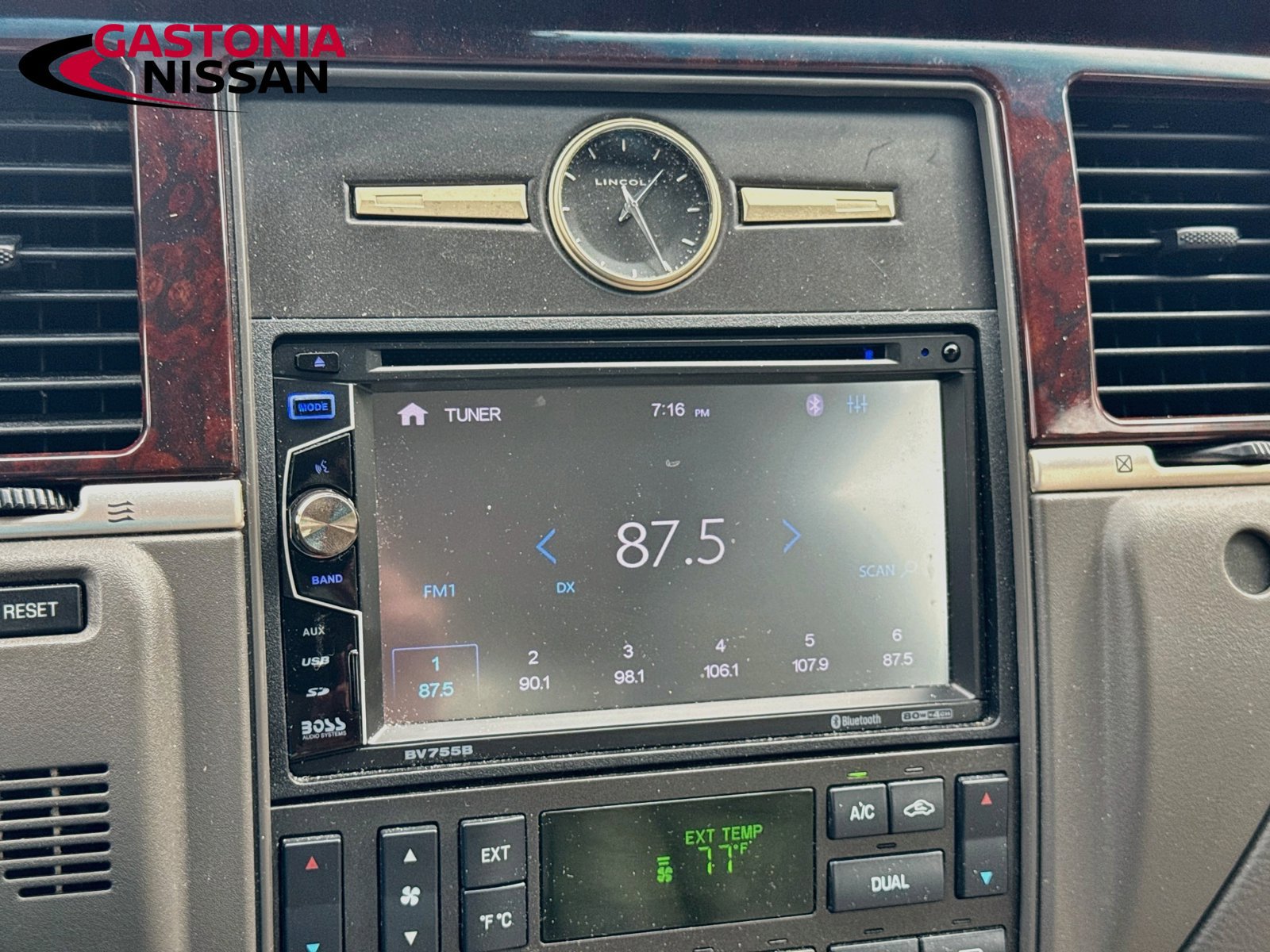 Used 2008 Lincoln Town Car Signature Limited RWD image 15