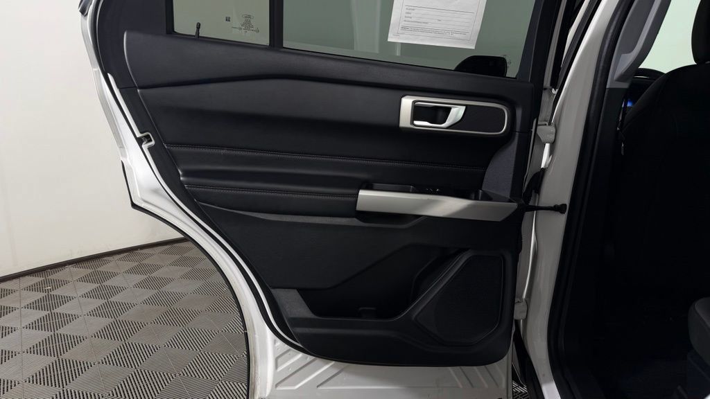Used 2023 Ford Explorer XLT AWD/4WD image 26