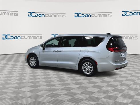 Used 2024 Chrysler Pacifica Touring-L image 7