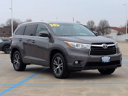 Used 2016 Toyota Highlander XLE image 4
