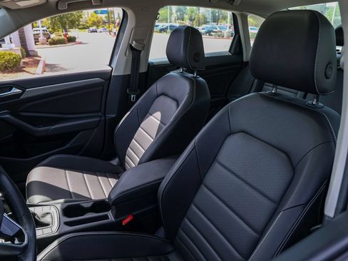 Used 2024 Volkswagen Jetta SE FWD image 15