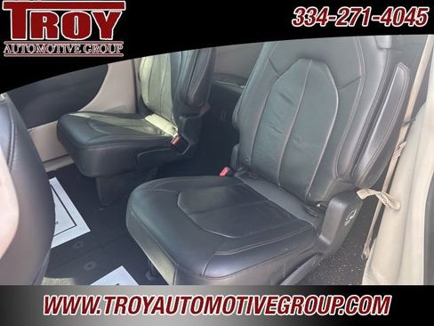Used 2018 Chrysler Pacifica Touring-L image 29