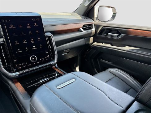 Used 2025 GMC Yukon Denali RWD image 24