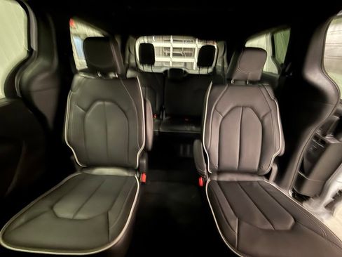 New 2026 Chrysler Pacifica Limited image 15