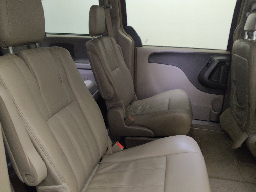 Used 2016 Chrysler Town & Country Touring FWD image 19