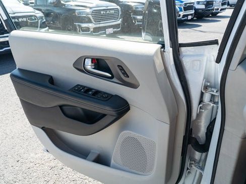Used 2024 Chrysler Pacifica Touring-L FWD image 27