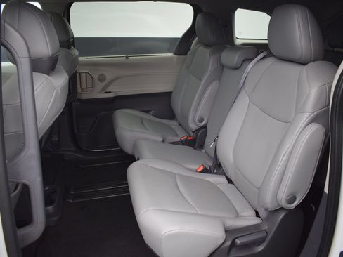 Used 2024 Toyota Sienna XLE FWD image 15