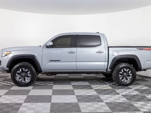Used 2018 Toyota Tacoma TRD Off-Road w/ Technology Package image 3