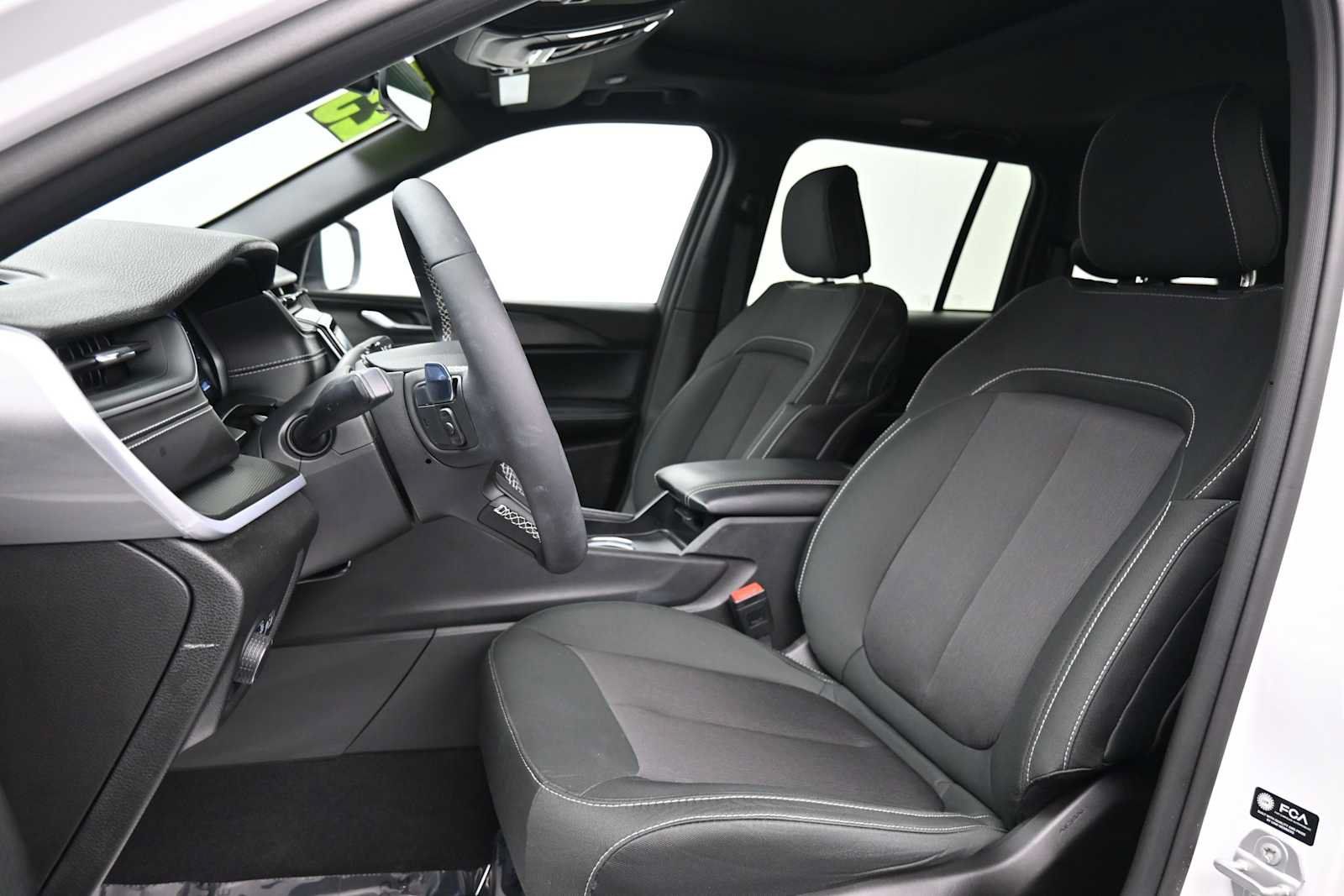 Used 2025 Jeep Grand Cherokee Laredo X w/ Luxury Tech Group I AWD/4WD image 12