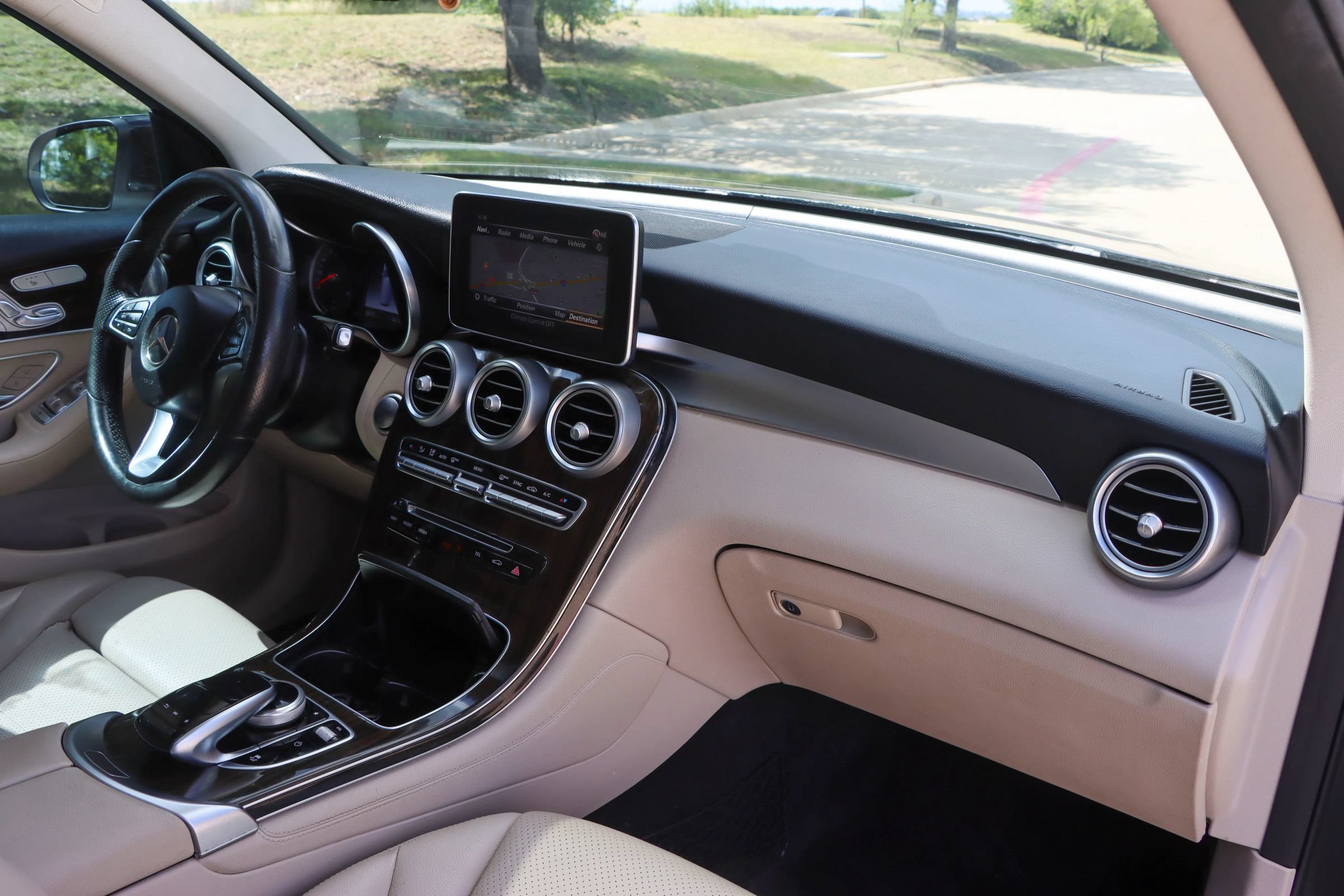 Used 2018 Mercedes-Benz GLC 300 4MATIC w/ Multimedia Package image 23