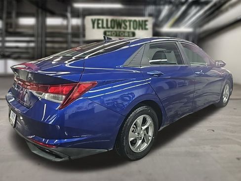 Used 2021 Hyundai Elantra SE image 3