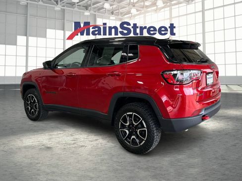 Used 2025 Jeep Compass Trailhawk AWD/4WD image 3