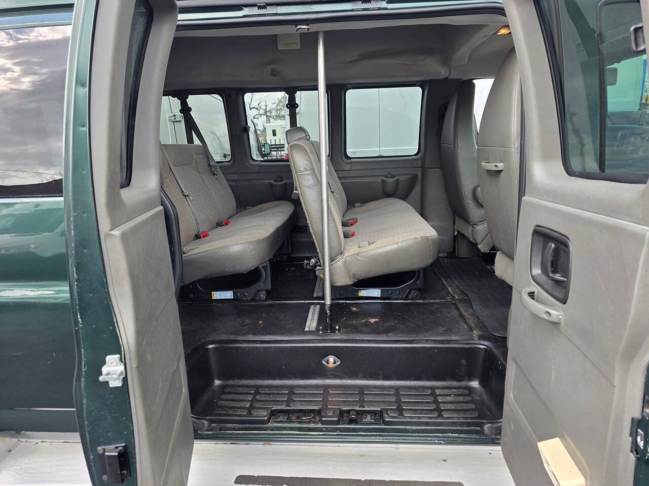 Used 2011 Chevrolet Express 3500 LS RWD image 16
