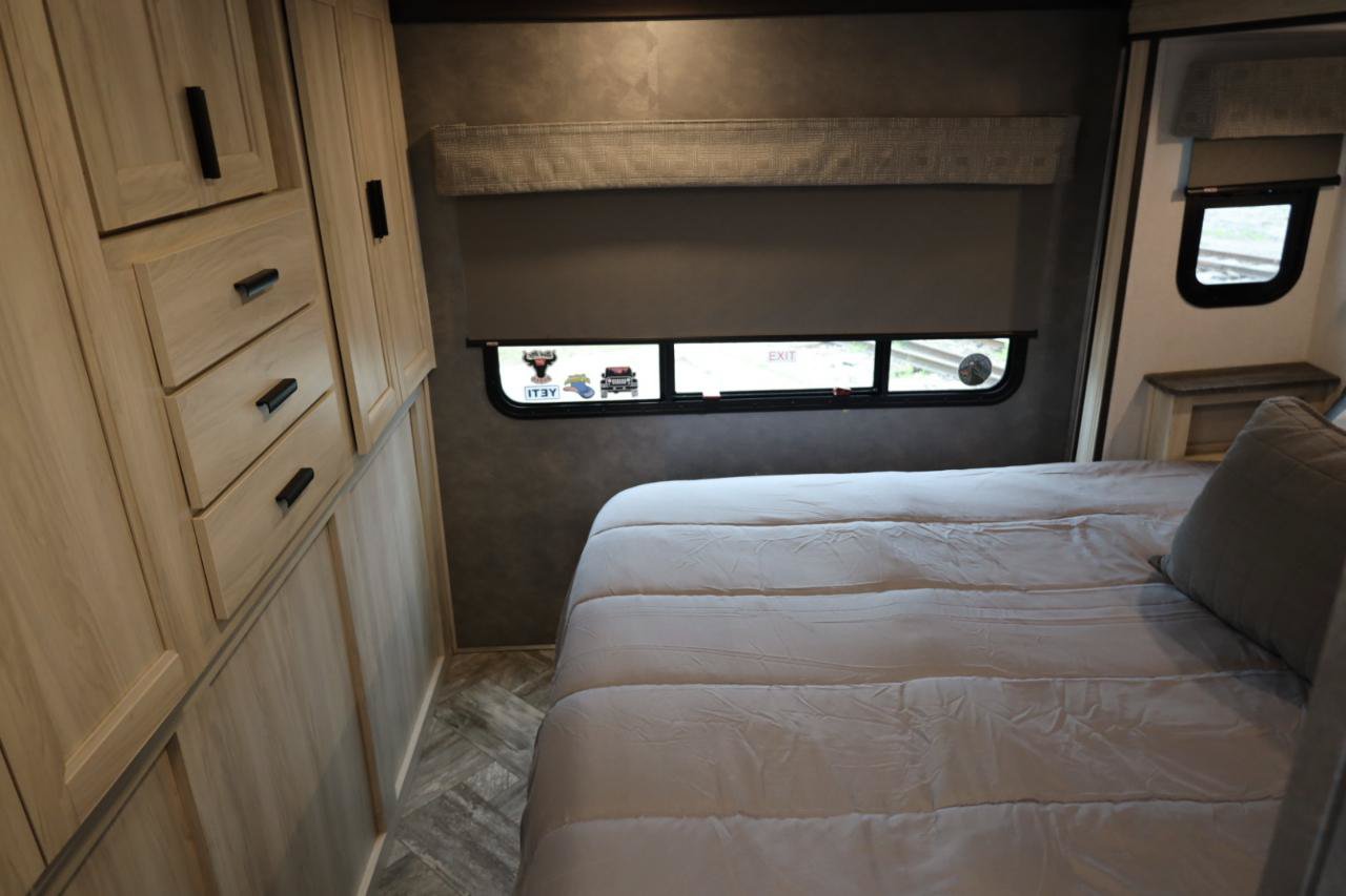 Used 2022 Ford E-450 and Econoline 450 Super Duty w/ Motorhome Prep Package RWD image 17