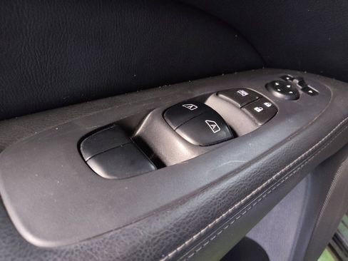 Used 2017 Nissan Pathfinder Platinum w/ Family Entertainment Package image 27