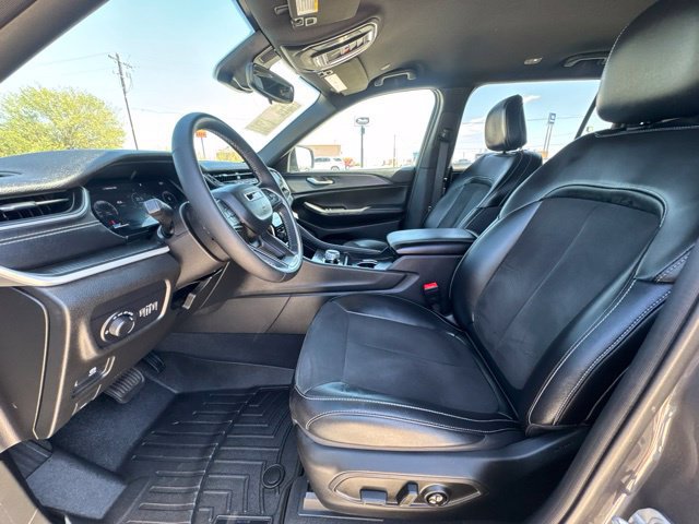 Used 2023 Jeep Grand Cherokee L Laredo RWD image 2