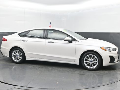 Used 2019 Ford Fusion SE image 2