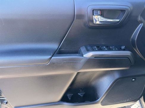 Used 2020 Toyota Tacoma TRD Off-Road image 10