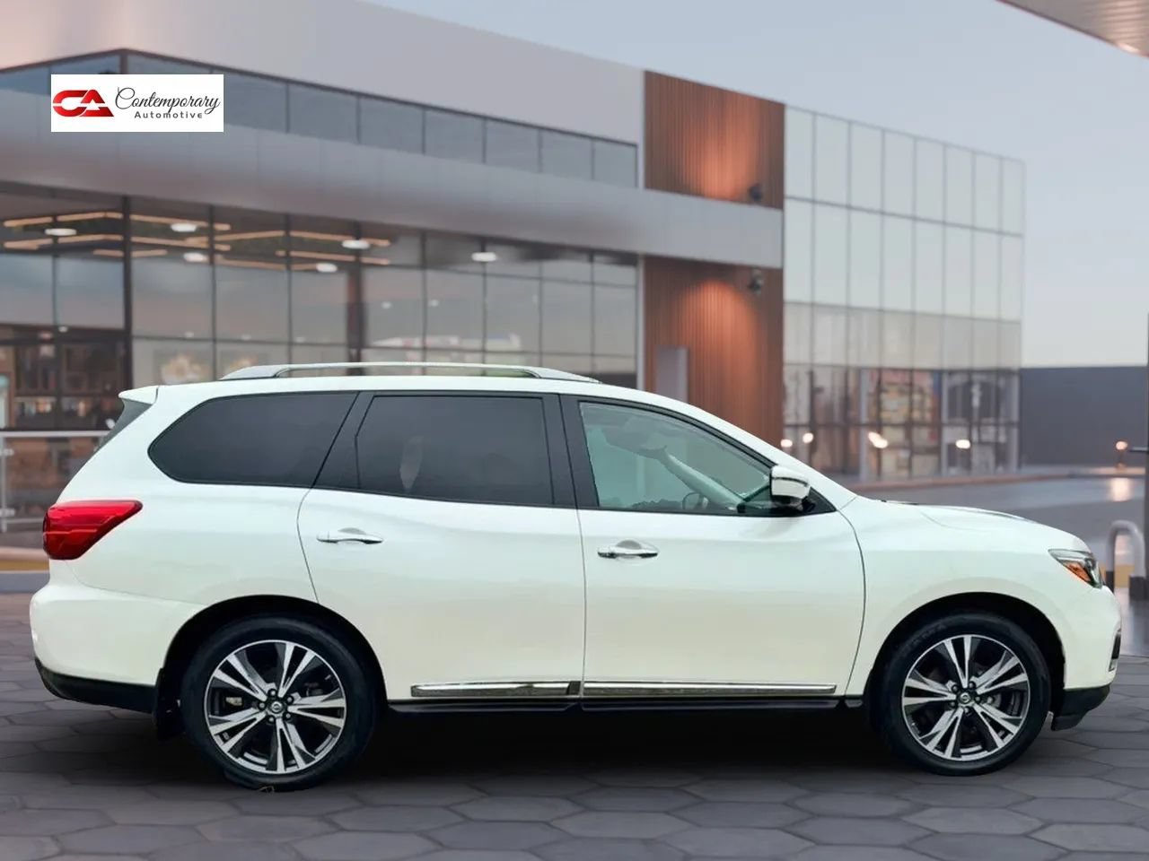 Used 2017 Nissan Pathfinder Platinum FWD image 2