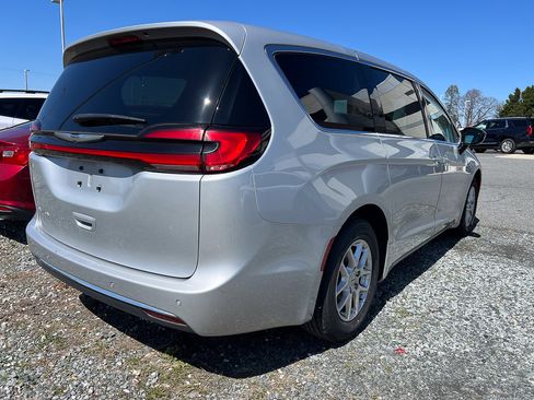 Used 2024 Chrysler Pacifica Touring-L image 6