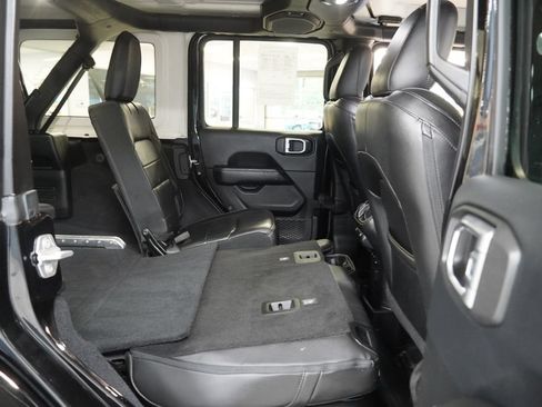 Used 2018 Jeep Wrangler Unlimited Sahara AWD/4WD image 31