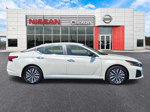 Used 2025 Nissan Altima 2.5 SV FWD image 2