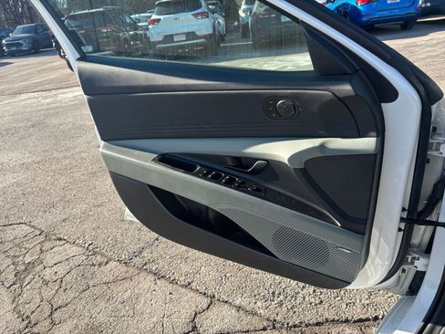 Used 2025 Hyundai Elantra Limited image 20