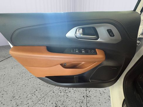 Used 2024 Chrysler Pacifica Pinnacle FWD image 29