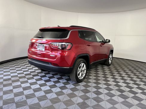 Used 2025 Jeep Compass Latitude w/ Sun & Sound Group AWD/4WD image 4
