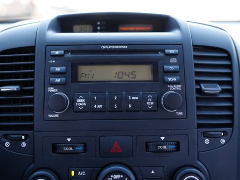 Used 2006 Kia Sedona LX image 32