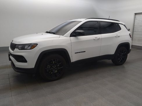 Used 2025 Jeep Compass Latitude w/ Altitude Special Edition AWD/4WD image 2