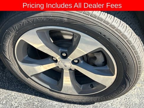 Used 2019 Jeep Cherokee Limited w/ Technology Group AWD/4WD image 2