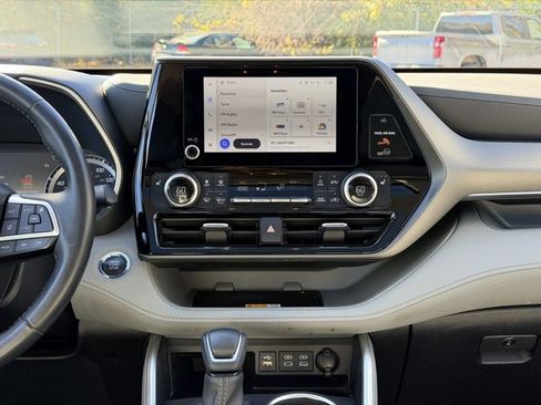 Used 2023 Toyota Highlander XLE image 24