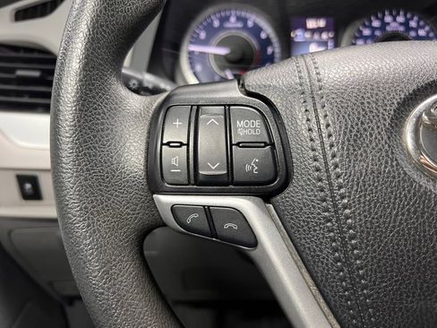 Used 2020 Toyota Sienna L image 24
