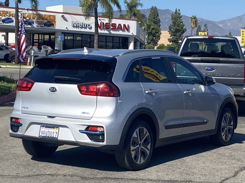 Used 2020 Kia Niro EX image 3