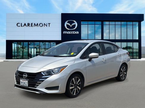 Used 2024 Nissan Versa SV FWD image 3