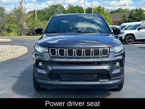Used 2023 Jeep Compass Latitude AWD/4WD image 2