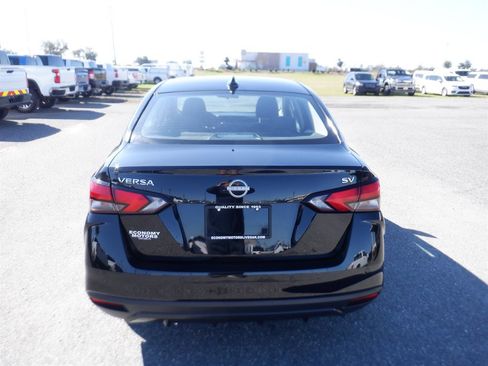 Used 2023 Nissan Versa SV image 5