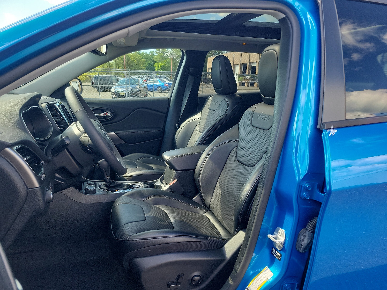 Used 2022 Jeep Cherokee Limited AWD/4WD image 13