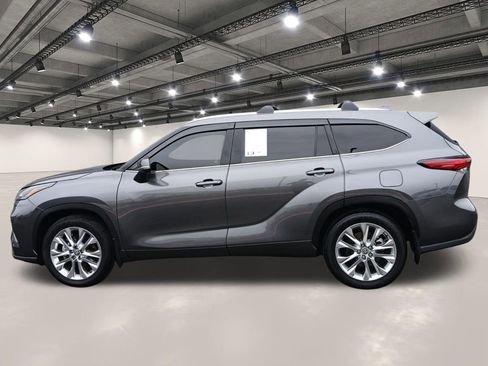 Used 2022 Toyota Highlander XLE FWD image 13