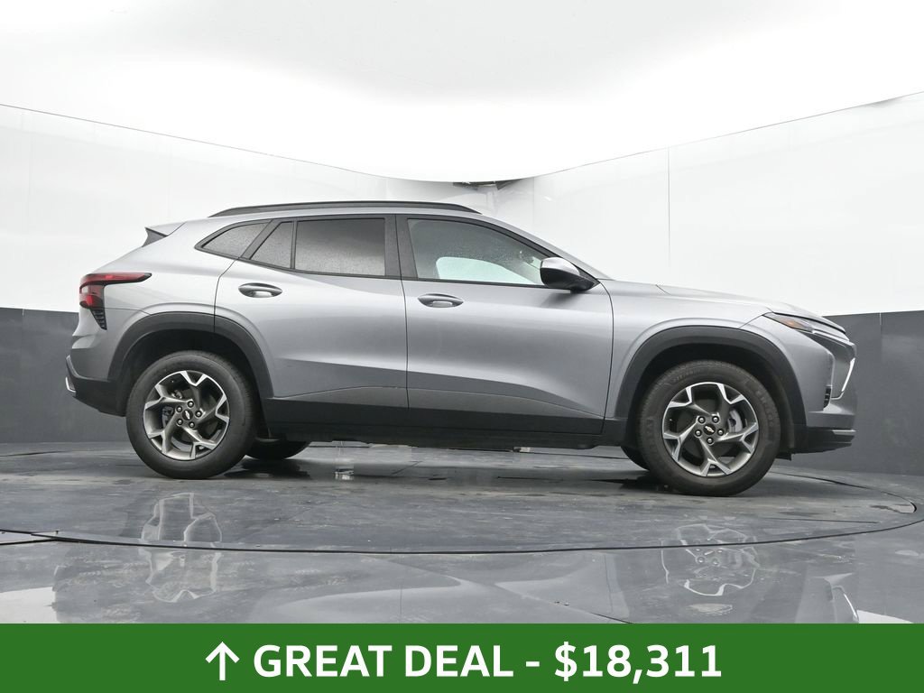 Used 2025 Chevrolet Trax LT FWD image 39