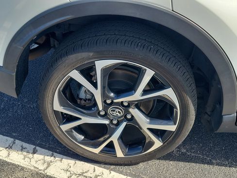 Used 2019 Toyota C-HR XLE FWD image 10