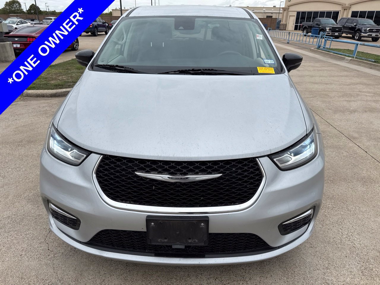 Used 2024 Chrysler Pacifica Touring-L FWD image 2