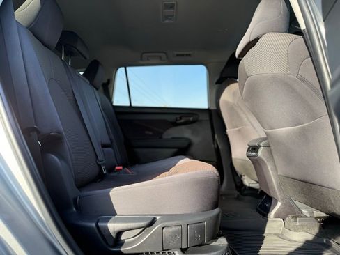 Used 2023 Toyota Highlander LE image 19