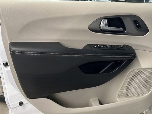Used 2023 Chrysler Pacifica Touring-L image 11