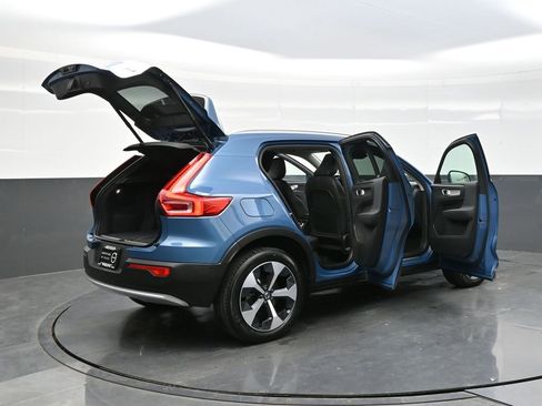 Used 2025 Volvo XC40 B5 Plus image 38