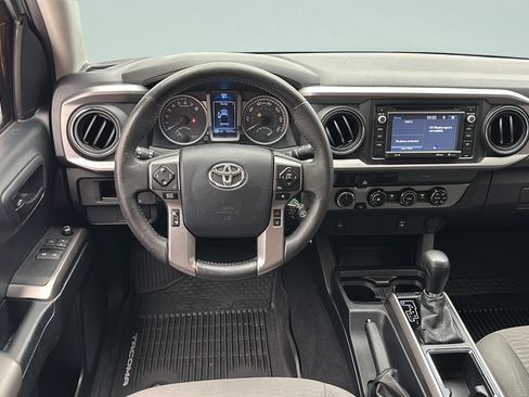 Used 2018 Toyota Tacoma SR5 AWD/4WD image 15